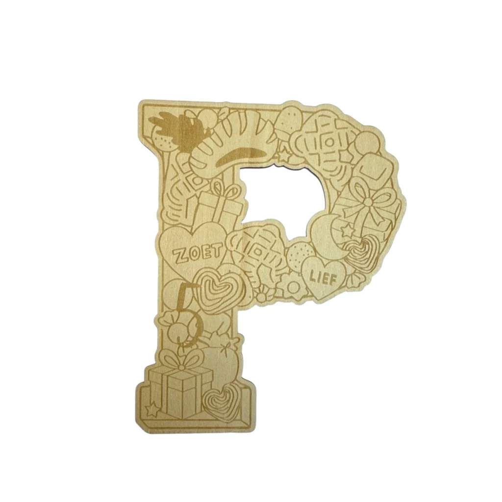 Houten KLEINER Letter P met Piet symbolen en snoepgoed, 100mm