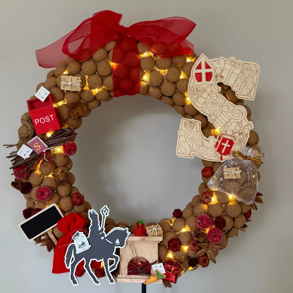 Houten KLEINER Letter P met Piet symbolen en snoepgoed, 100mm