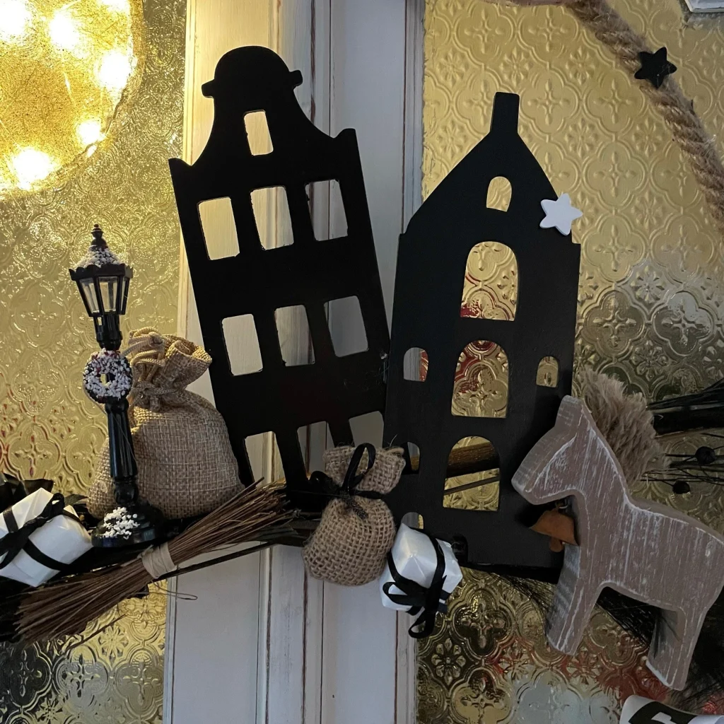 Lantaarn met kerstkrans, hekje, guirlande, led-lampjes, 12cm (kerst-winter)