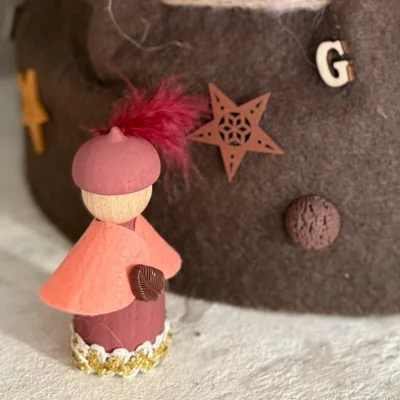 PIET Houten Peg, DIY-Pakketje; Kegelpoppetje  MET Bolhoedje, ZALMROZE met goudband, 65mm