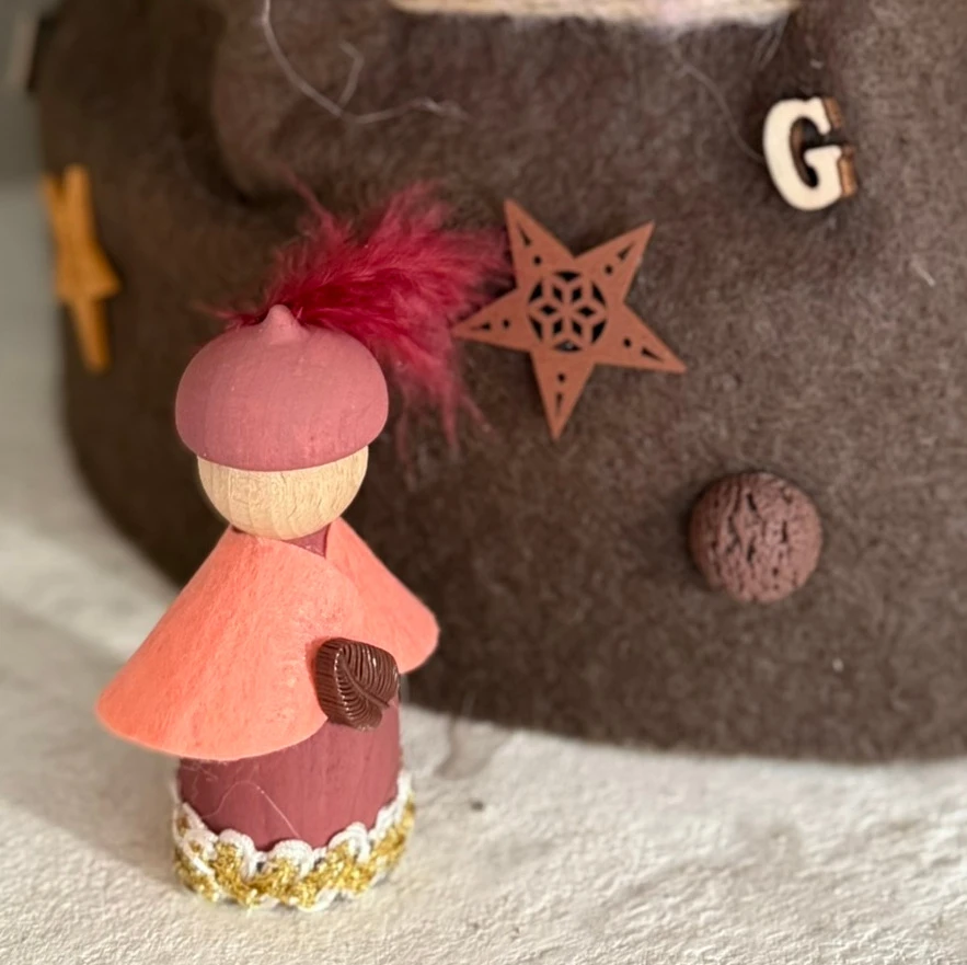 PIET Houten Peg, DIY-Pakketje; Kegelpoppetje  MET Bolhoedje, ZALMROZE met goudband, 65mm