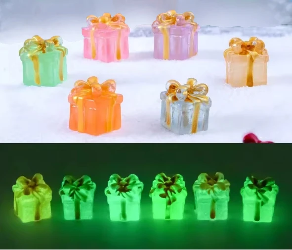 3 kleine mini kadootjes, glow in the dark, 1,4cm ( Goud - lila - lichtblauw)
