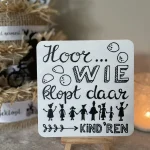 Handlettering Sinterklaastekst; "Hoor wie klopt daar..", 15cm