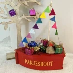 Pakjesboot met vilten vlaggetjes lijn