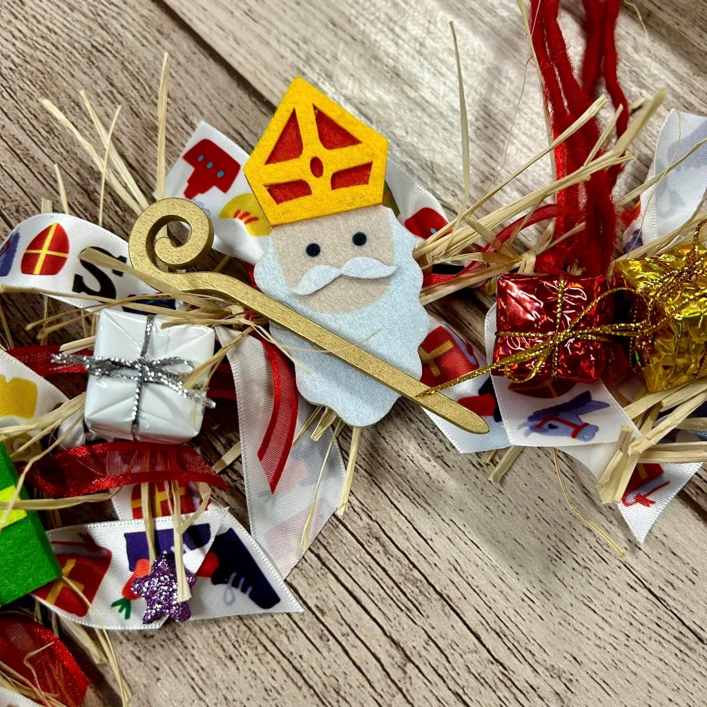 Vrolijke lintjes krans met glanskadootjes, 30cm
