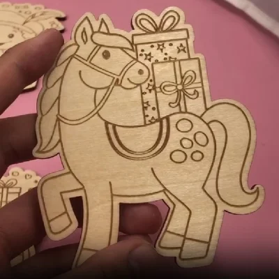 Houten Paardje met kadootjes; 100mm