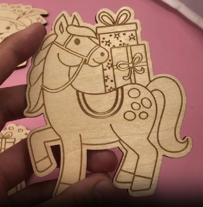 Houten Paardje met kadootjes; 100mm