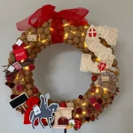 Houten KLEINE Letter S met Sinterklaassymbolen en snoepgoed,  100mm