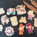Houten KLEINE Letter S met Sinterklaassymbolen en snoepgoed,  100mm