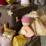 DIY-Pakketje; PIET Houten Peg MET Bolhoedje, LICHT ZALMROZE met goudband, 65mm