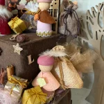 DIY-Pakketje; PIET Houten Peg MET Bolhoedje, LICHT ZALMROZE met goudband, 65mm