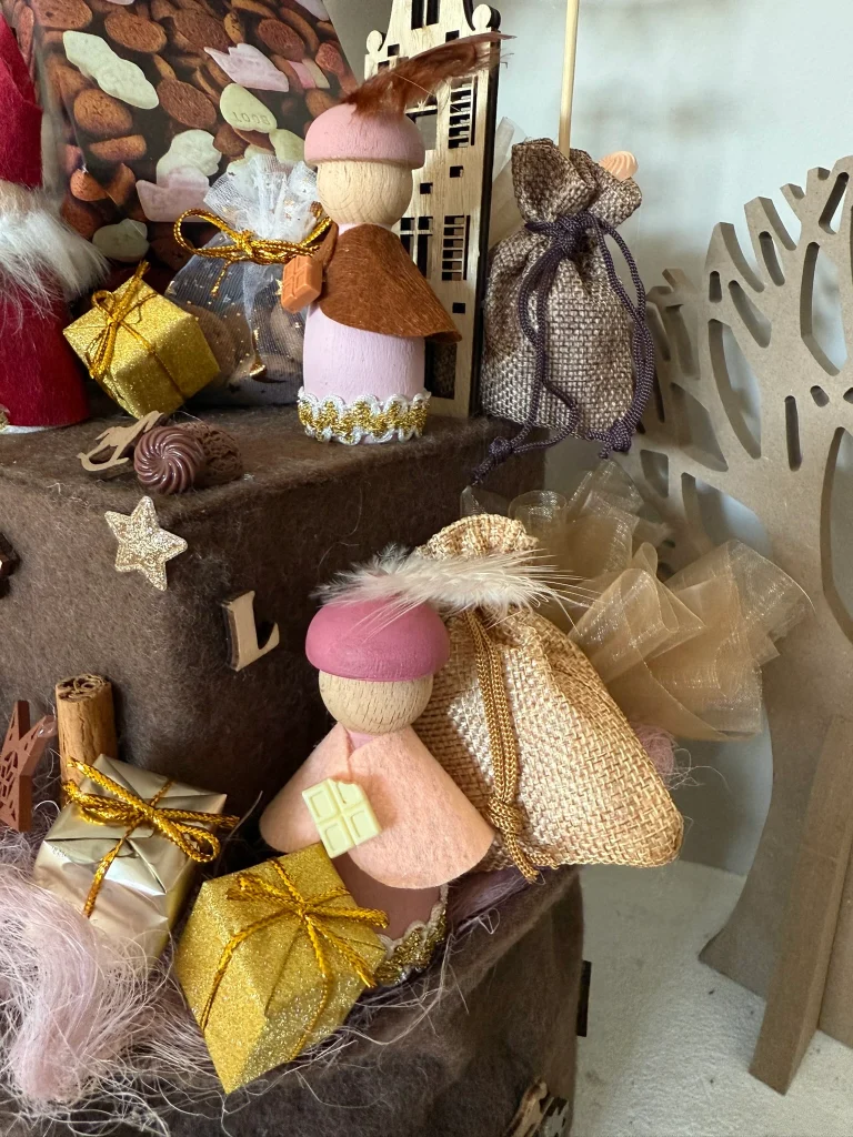 DIY-Pakketje; PIET Houten Peg MET Bolhoedje, LICHT ZALMROZE met goudband, 65mm